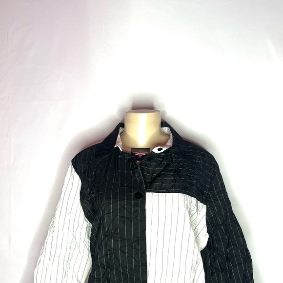 IC BY CONNIE K BLACK WHITE STRIPED ASYMMETRICAL BUTTON DOWN KRINKLE BLOUSE LG - Picture 2 of 4